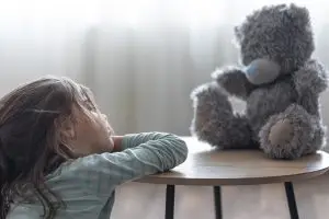 Cómo el trauma infantil afecta tus relaciones adultas