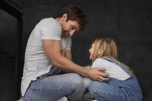 Cómo el apego influye en el trauma